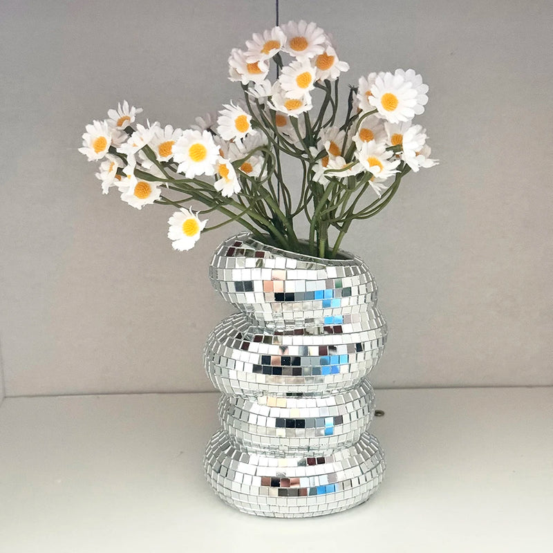 Vase boule à facettes en spirale – bouquet de marguerites