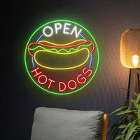 Enseigne néon Open Hot Dogs – ambiance avec lampadaire et coussin