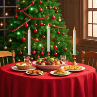 Bougies LED coniques rechargeables – bougies sur une table de Noël rouge devant un sapin