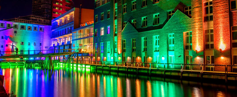 Projecteur LED carré 200 W laveur de mur – façades d'immeubles et canal éclairés de couleurs