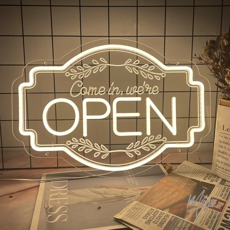 Panneau OPEN Come in, we're open – accroché sur un mur à carreaux