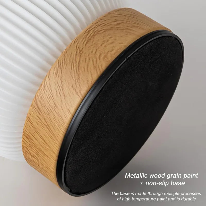 Lampe de table sans fil cannelée – détail de la base effet bois antidérapante