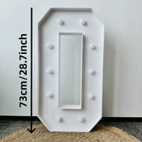 Chiffre marquee 73 cm – cadre du chiffre 0, hauteur 73 cm à côté d'un enfant