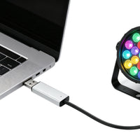 Câble interface USB vers DMX512 – prise USB branchée sur un ordinateur portable, projecteur PAR LED à côté