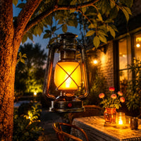 Lanterne LED rétro – lanterne suspendue à une branche au-dessus d'une table de jardin