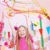 Banderoles à lancer pour fête – enfant lançant des banderoles colorées