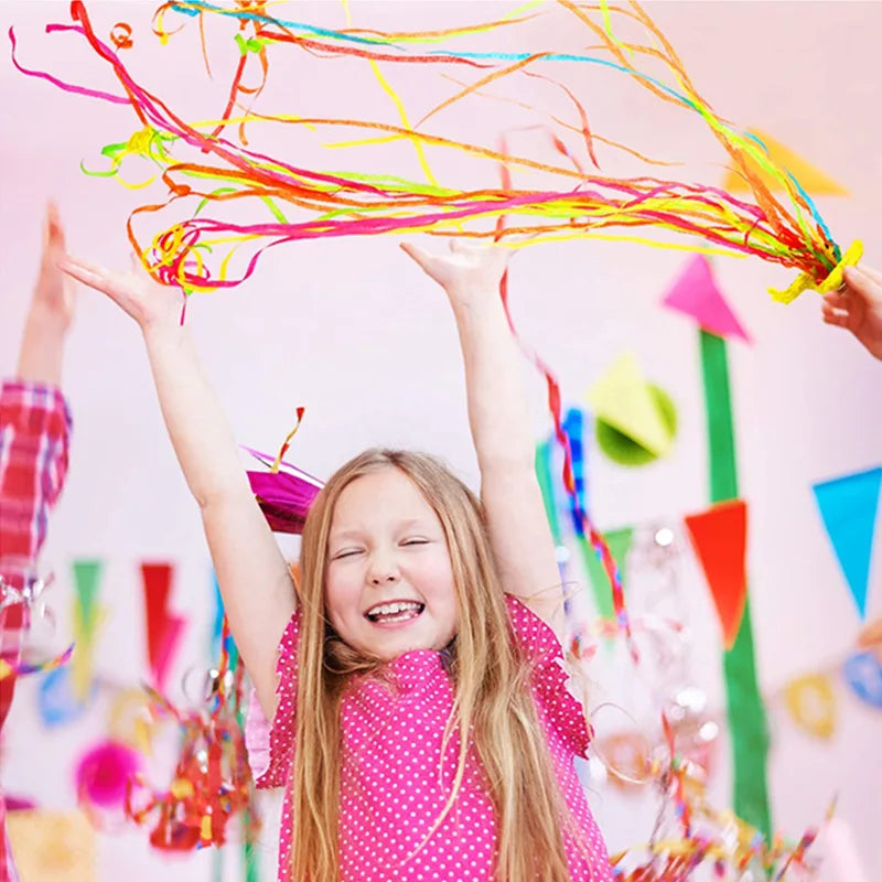 Banderoles à lancer pour fête – enfant lançant des banderoles colorées