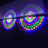 Guirlande paon – deux éventails LED multicolores allumés, avec leur reflet