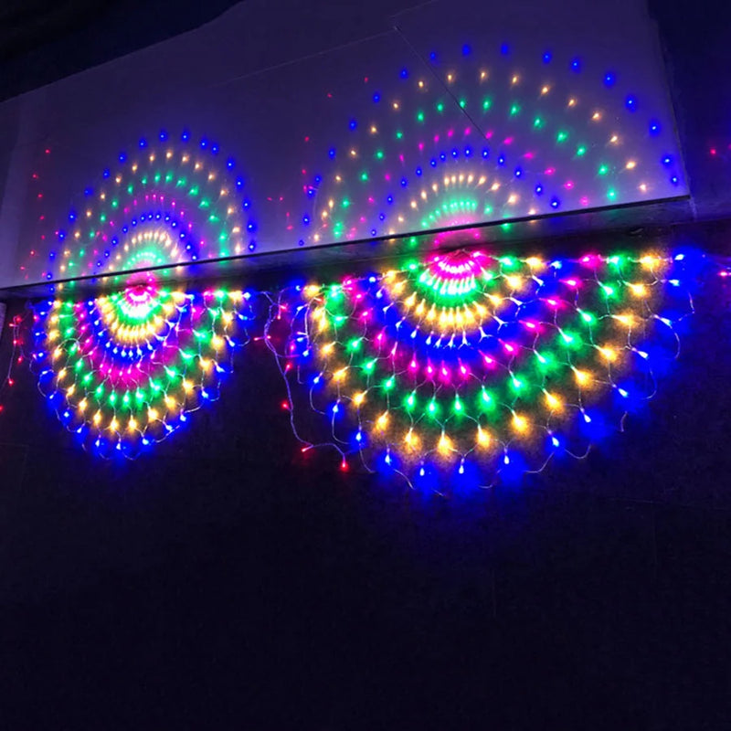 Guirlande paon – deux éventails LED multicolores allumés, avec leur reflet