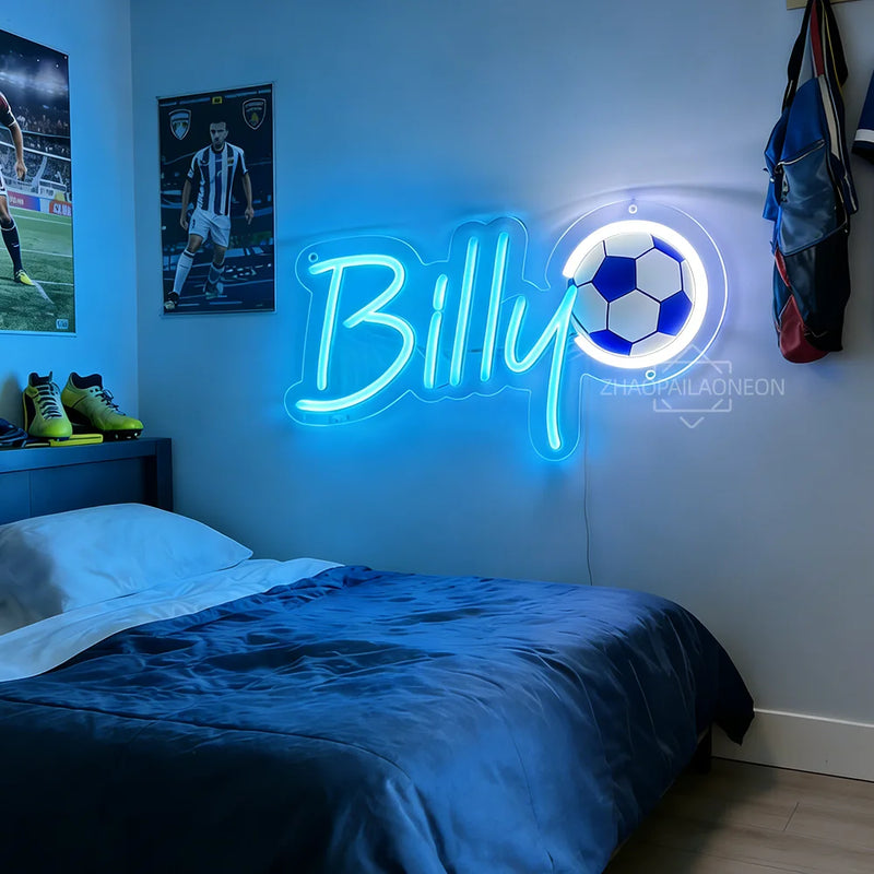 Néon prénom personnalisé avec ballon de sport – prénom turquoise avec ballon de football dans une chambre