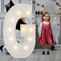 Lettre marquee 120 cm – la lettre G allumée à côté d'une petite fille