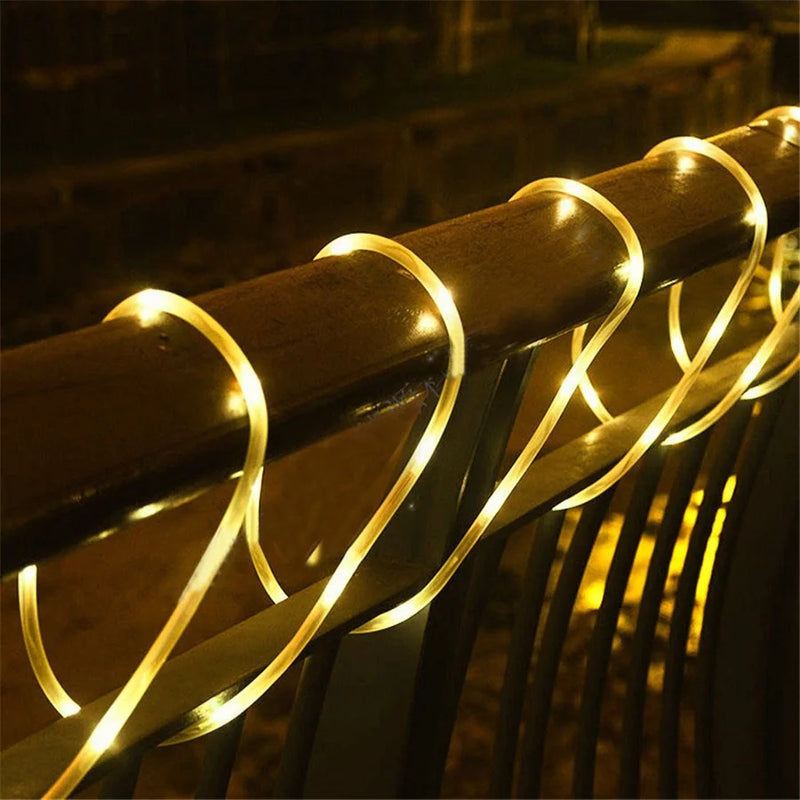Guirlande LED tube de corde – tube lumineux blanc chaud sur une rambarde