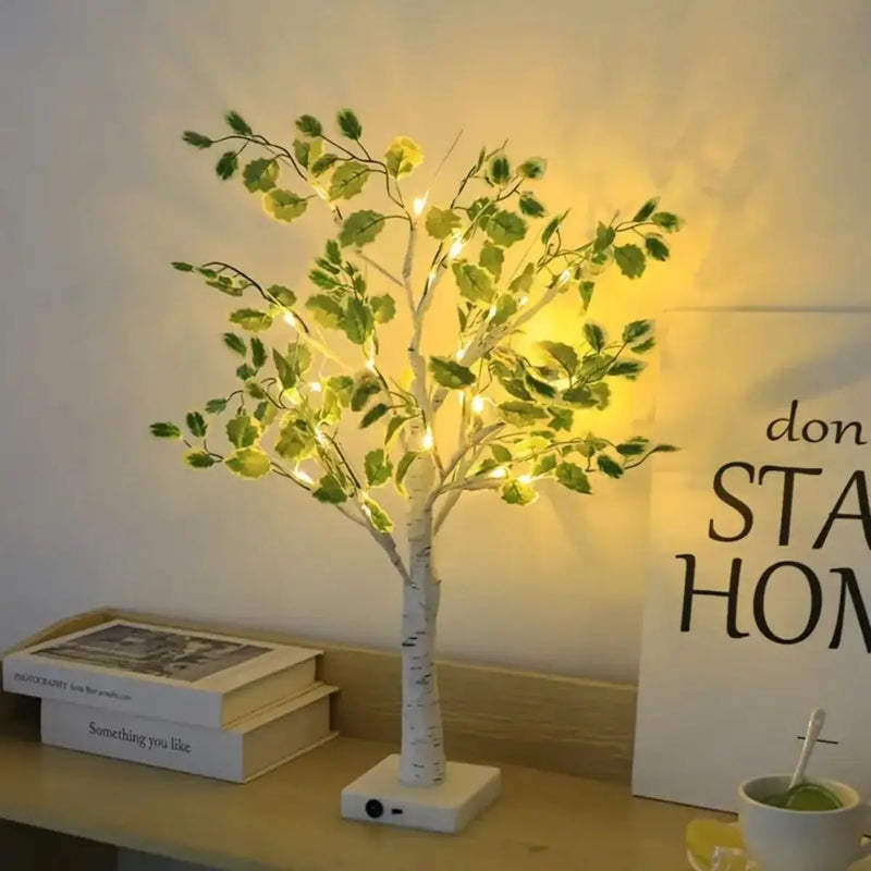 Arbre lumineux bouleau LED 61 cm – arbre à tronc blanc sur une étagère avec des livres