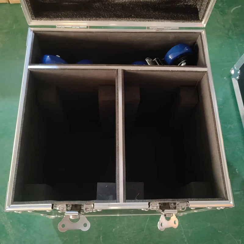 Lyre LED wash et beam 7 x 40 W – flight case à deux compartiments, ouvert