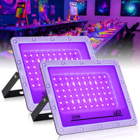 Projecteur lumière noire UV – lot de 2 projecteurs 50 W à cadre violet clair dans un atelier de peinture fluo