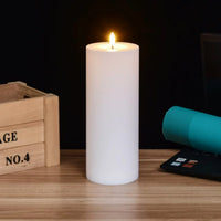 Bougies pilier LED géantes – bougie pilier blanche allumée près d'une caisse en bois