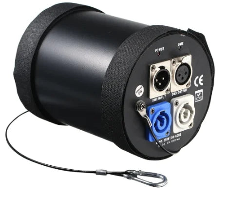 Répartiteur DMX 6 sorties – vue en biais de la face d'entrée et du boîtier cylindrique