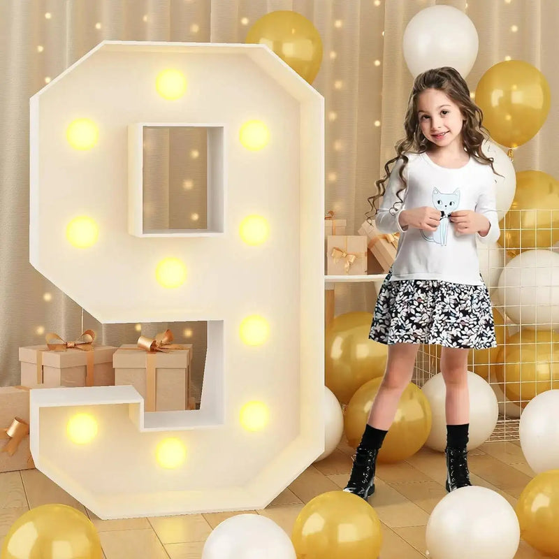 Chiffre lumineux géant – chiffre 9 allumé à côté d'une petite fille