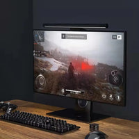 Barre lumineuse pour moniteur – barre posée sur un moniteur de jeu, au-dessus d'un bureau avec clavier