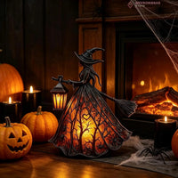 Lampe sorcière d'Halloween – détail de la sorcière allumée près du feu et des citrouilles