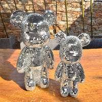 Ours disco en miroir – deux ours en mosaïque de miroirs devant un mur en pierre