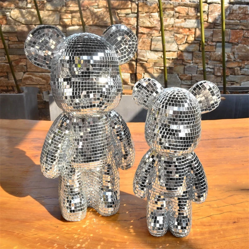 Ours disco en miroir – deux ours en mosaïque de miroirs devant un mur en pierre