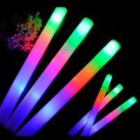 Bâtons lumineux en mousse – lot de 12 bâtons multicolores allumés