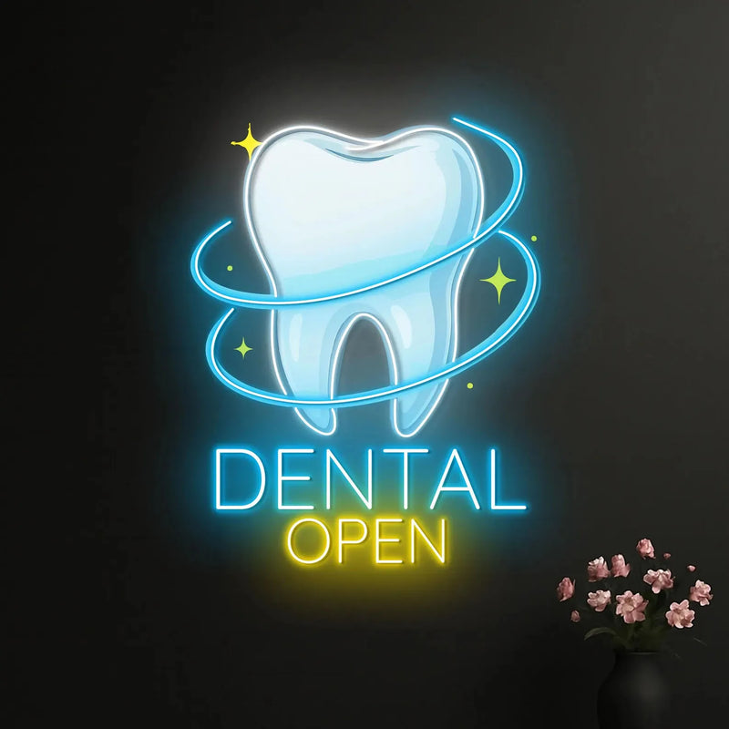 Enseigne néon dentiste DENTAL OPEN – sur un mur noir avec un vase de fleurs roses