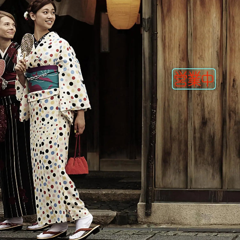 Enseigne néon japonaise 営業中 – en situation devant une porte en bois