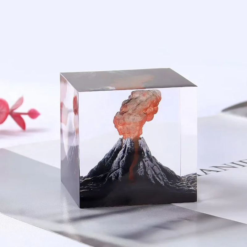Lampe volcan ou champignon atomique en résine LED – cube à volcan éteint posé sur un bureau