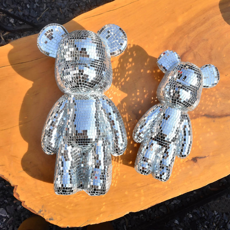 Ours disco en miroir – ours disco petit et grand posés sur un plateau en bois