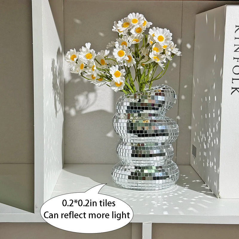 Vase boule à facettes en spirale – reflets sur une étagère, carreaux de 0,5 cm