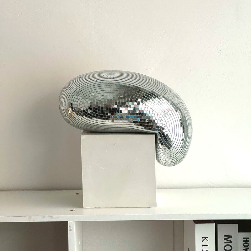 Boule à facettes déco fondue – boule argentée sur un cube blanc, vue de côté