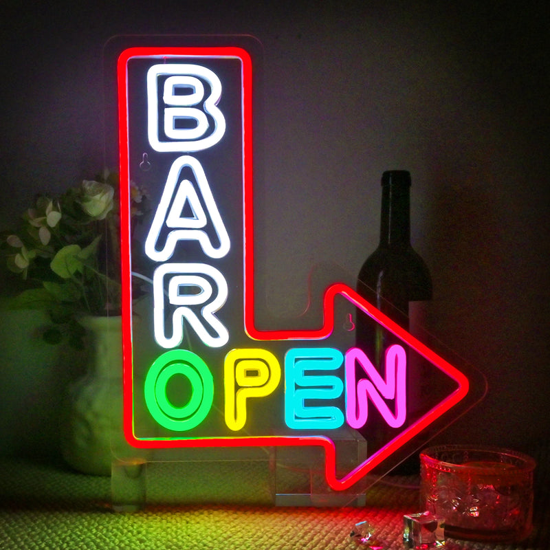 Enseigne néon BAR OPEN en flèche – vue sur fond sombre avec bouteille