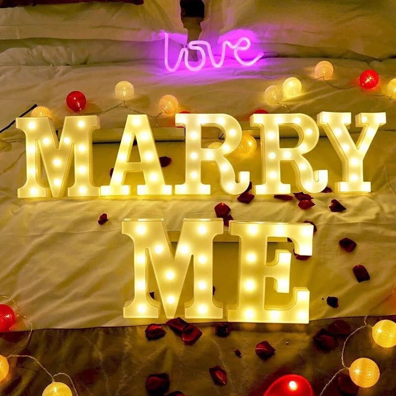 Lettres et chiffres lumineux LED à piles – MARRY ME en lettres lumineuses sur un lit