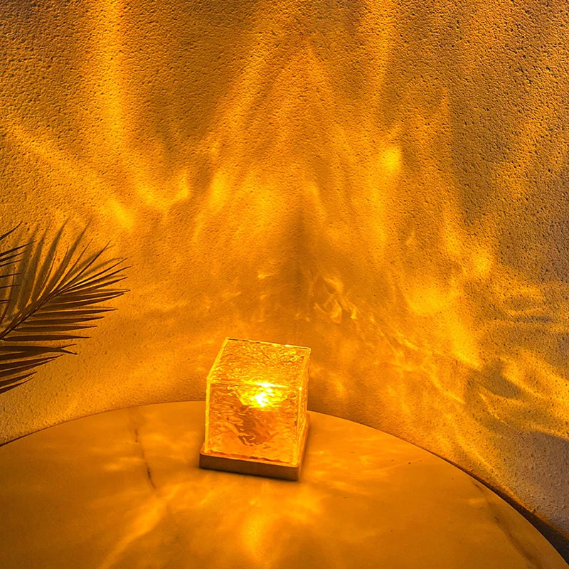 Lampe cube à ondulations d'eau – ondulations d'eau dorées projetées sur le mur d'une chambre
