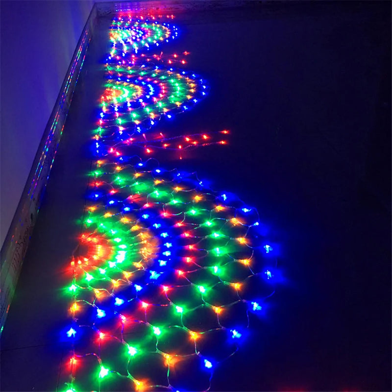 Guirlande paon – trois éventails de tailles différentes alignés en lumière multicolore