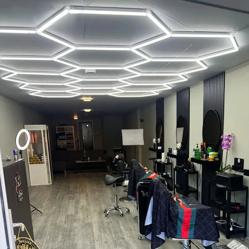 Plafonnier LED nid d'abeille – plafond hexagonal dans un salon de barbier