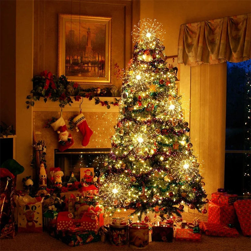 Guirlande lumineuse effet feu d'artifice – sapin de Noël décoré dans un salon