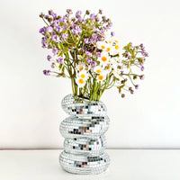 Vase boule à facettes en spirale – bouquet de fleurs violettes et blanches