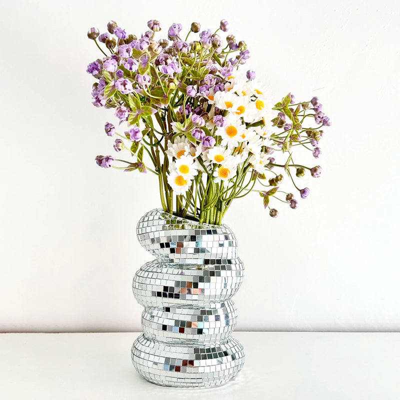 Vase boule à facettes en spirale – bouquet de fleurs violettes et blanches