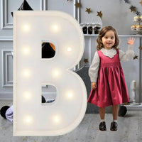 Lettre marquee 120 cm – la lettre B allumée à côté d'une petite fille