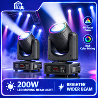 Lyres LED beam 200 W à halo RGB – deux lyres sur une scène éclairée