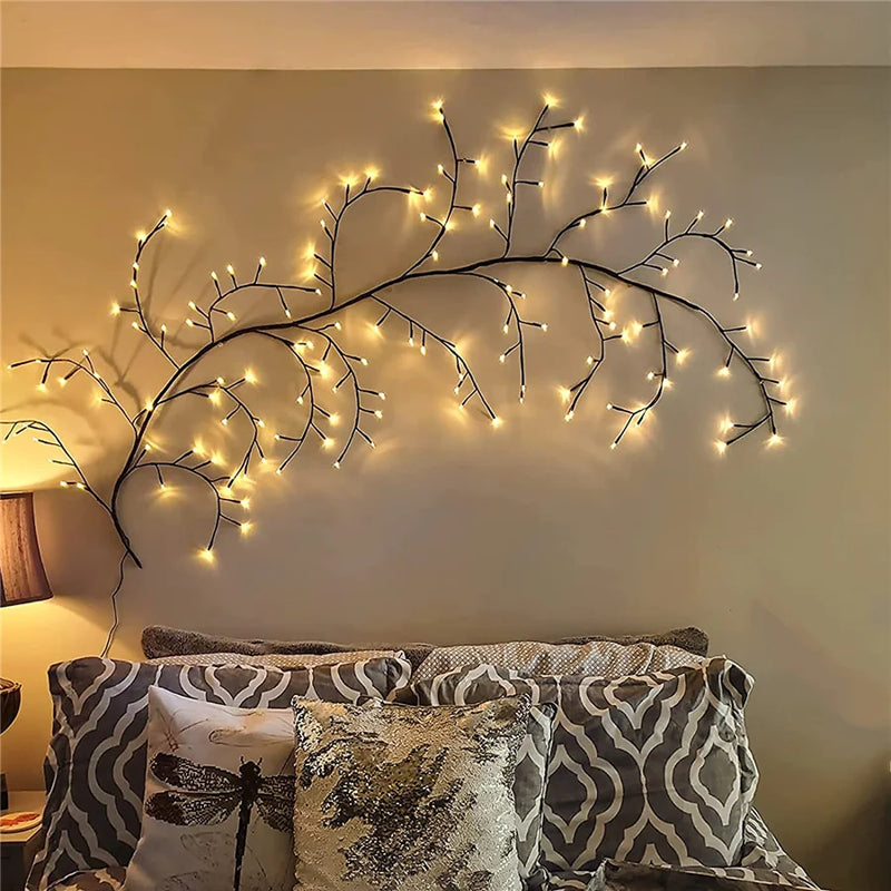 Guirlande de saule lumineuse – vigne lumineuse au-dessus d'un lit