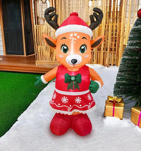 Renne lumineux gonflable en robe rouge – renne gonflable près d'un sapin et de cadeaux, autre vue
