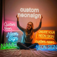 Néon prénom personnalisé – exemples de néons de plusieurs couleurs autour d'un lit