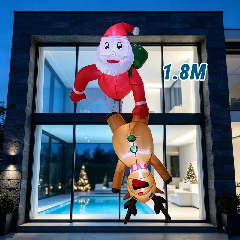 Père Noël gonflable suspendu avec renne – Père Noël et renne gonflables suspendus devant une baie vitrée, hauteur de 1,8 m