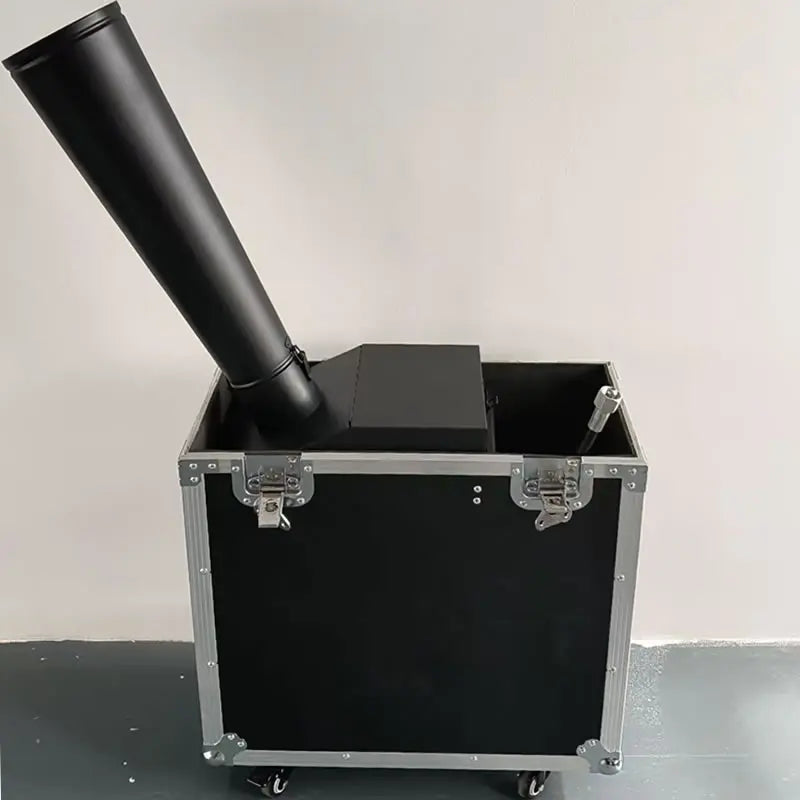 Machine à confettis CO2 – flight case ouvert et cône de tir incliné