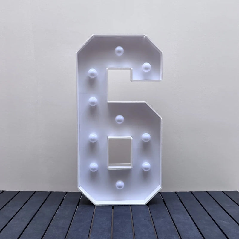 Chiffre marquee 73 cm – cadre du chiffre 6 sur un sol en bois