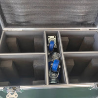 Flight case pour 4 lyres 7 x 40 W – détail des compartiments et des roulettes